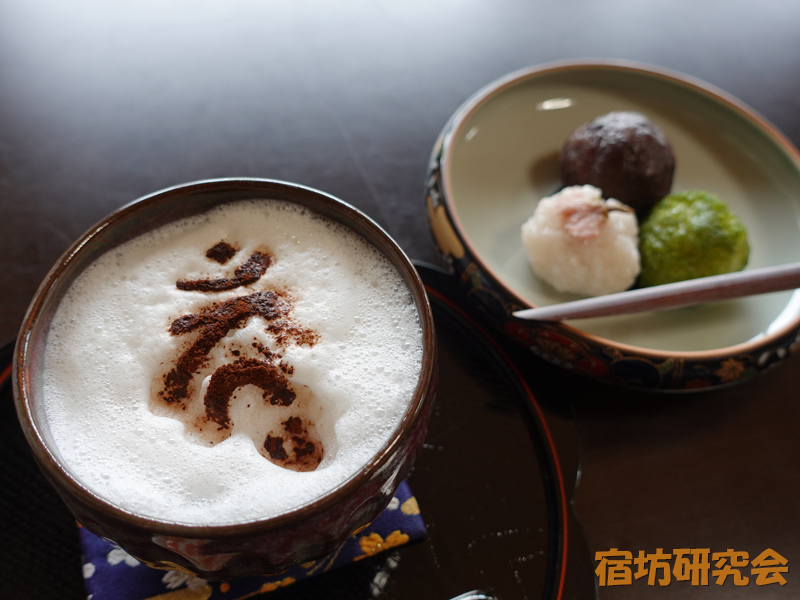 弘行寺のお寺カフェそわか三宝牡丹餅と梵字ラテのセット