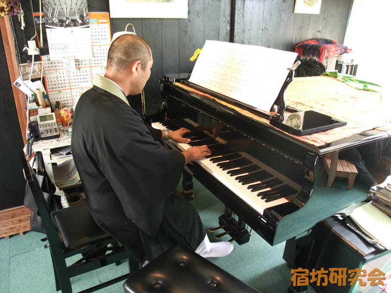 弘仁寺住職のピアノ