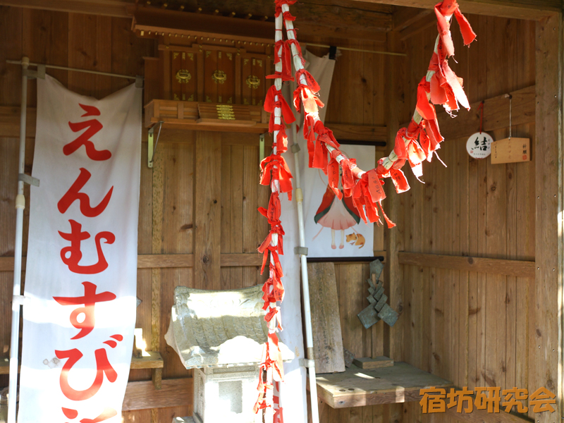 小松寺の白山社に結ばれた赤い布