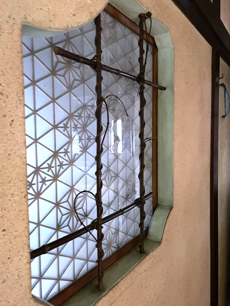 身延山・いさご屋旅館の細工窓