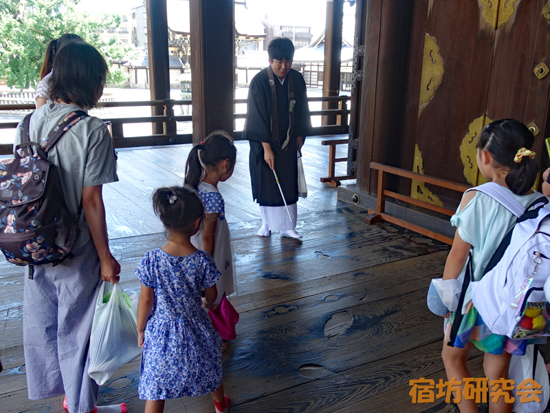 西本願寺のお坊さんガイド