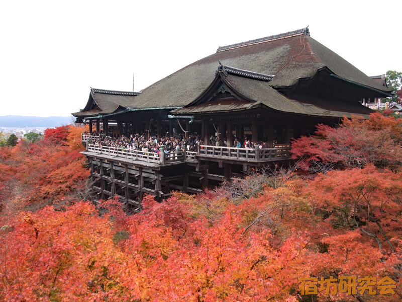 清水寺の本堂と紅葉