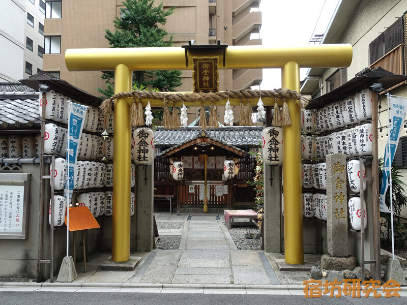 御金神社の金の鳥居