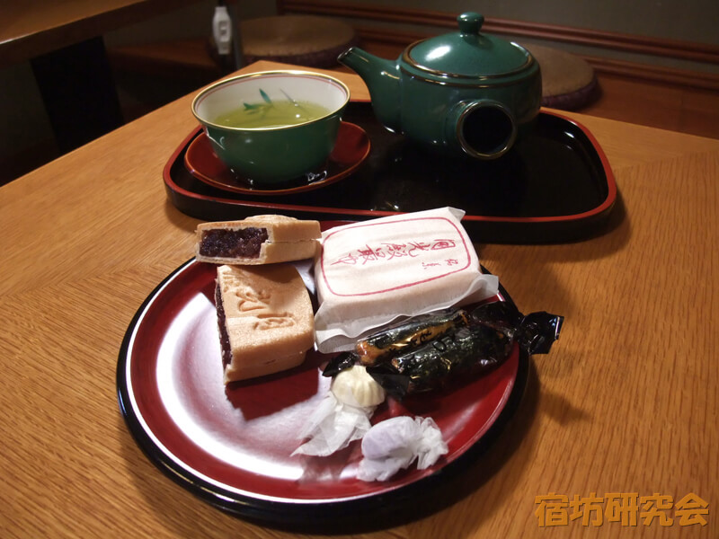 護国寺前の甲月堂・月光殿最中