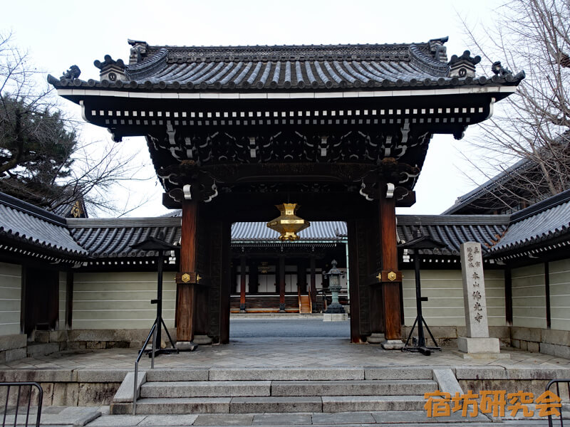 佛光寺の御影堂門（朝）