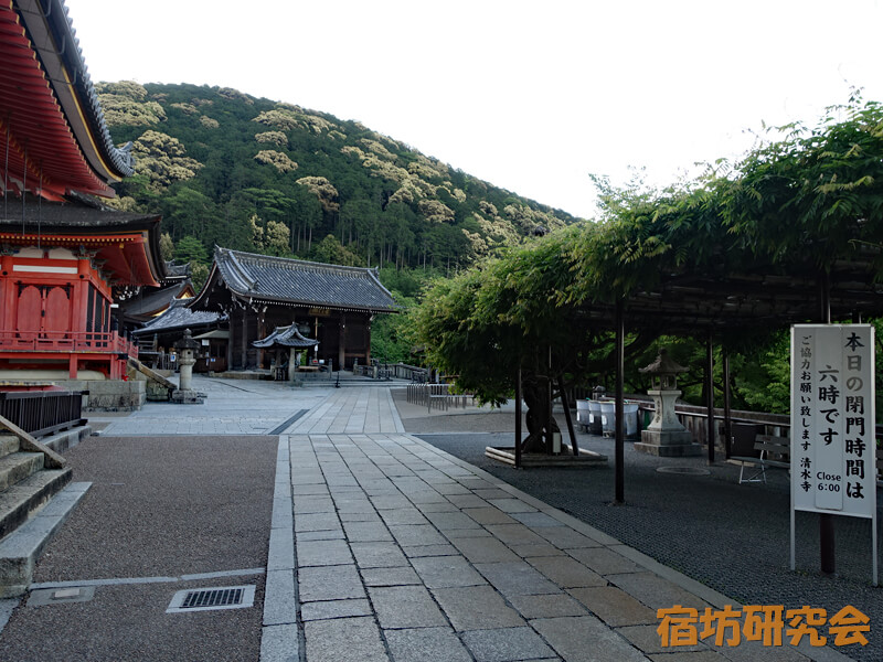 清水寺の境内（朝）