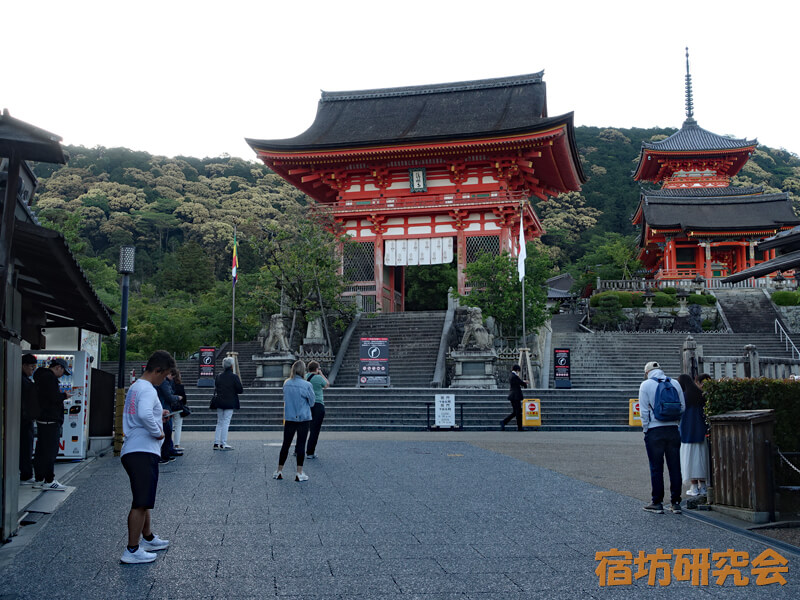 清水寺の門前（朝）